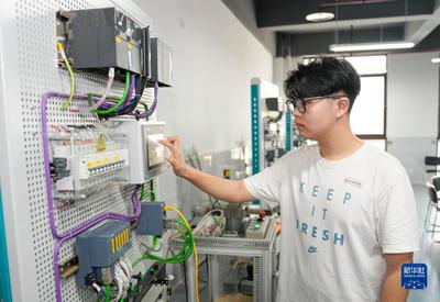 新華全媒+丨在創(chuàng)新創(chuàng)業(yè)中成長的“00后”大學生網絡工程師